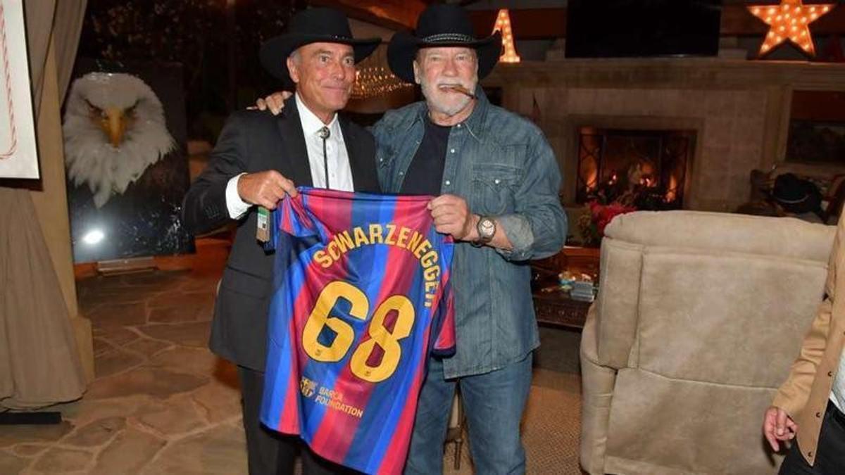 Góc Nhìn J88: Mundo Deportivo: Phó chủ tịch Barca Yuste tặng áo đấu Barca cho Schwarzenegger
